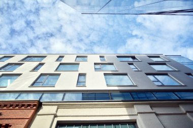  Ofisler için modern bir binanın pencereleri. İş binaları mimarisi.