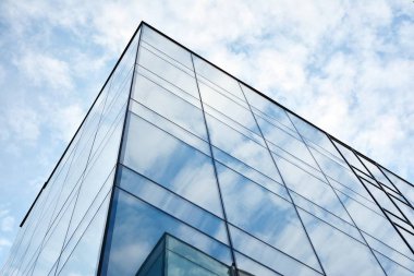  Ofisler için modern bir binanın pencereleri. İş binaları mimarisi.