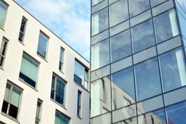 Ofisler için modern bir binanın pencereleri. İş binaları mimarisi.