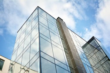 Ofisler için modern bir binanın pencereleri. İş binaları mimarisi.