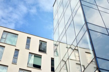 Ofisler için modern bir binanın pencereleri. İş binaları mimarisi.