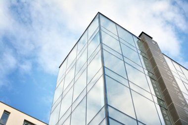 Ofisler için modern bir binanın pencereleri. İş binaları mimarisi.