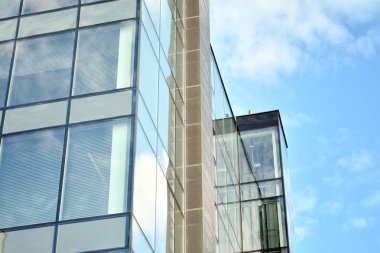 Ofisler için modern bir binanın pencereleri. İş binaları mimarisi.