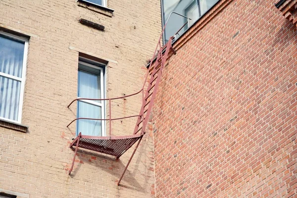 Zeitgenössisches Rotes Backsteingebäude Der Stadt — Stockfoto