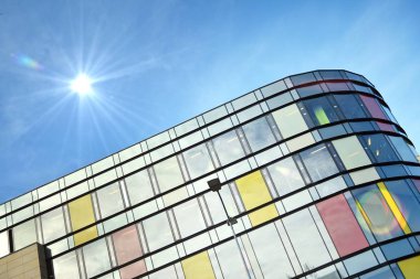 Modern ofis bina detay, güneş ışığı ile cam yüzey