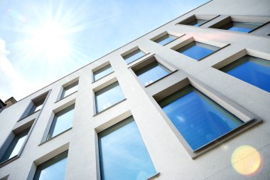 Modern ofis bina detay, güneş ışığı ile cam yüzey