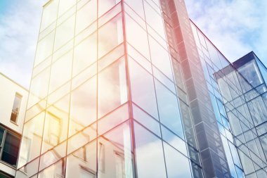 Modern ofis bina detay, güneş ışığı ile cam yüzey