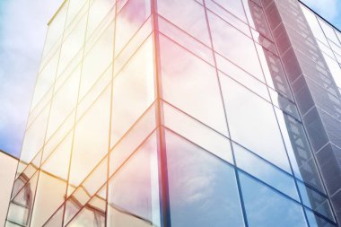 Modern ofis bina detay, güneş ışığı ile cam yüzey