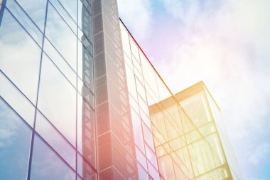 Modern ofis bina detay, güneş ışığı ile cam yüzey