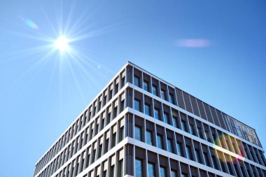 Modern ofis bina detay, güneş ışığı ile cam yüzey