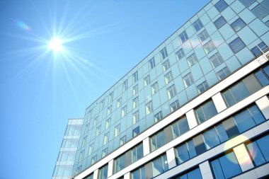 Modern ofis bina detay, güneş ışığı ile cam yüzey