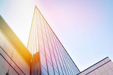 Modern ofis bina detay, güneş ışığı ile cam yüzey