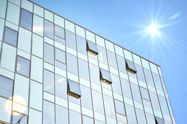 Modern ofis bina detay, güneş ışığı ile cam yüzey