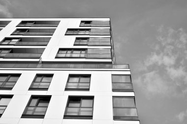 Yeni bir modern apartman detayını. Siyah ve beyaz.