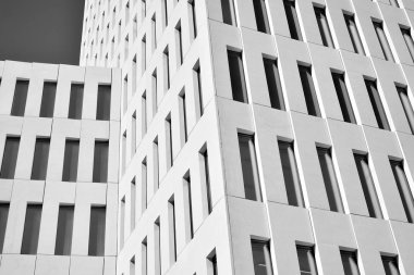 Ofisler için modern bir binanın pencereleri. İş binaları mimarisi. Siyah beyaz.