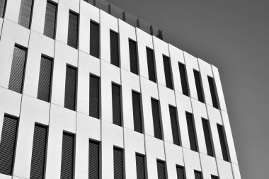 Ofisler için modern bir binanın pencereleri. İş binaları mimarisi. Siyah beyaz.
