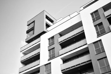 Yeni bir modern apartman detayını. Siyah ve beyaz.