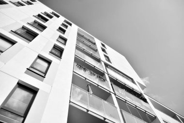 Yeni bir modern apartman detayını. Siyah ve beyaz.