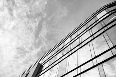 Ofisler için modern bir binanın pencereleri. İş binaları mimarisi. Siyah beyaz.