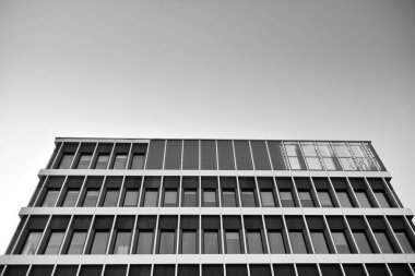 Ofisler için modern bir binanın pencereleri. İş binaları mimarisi. Siyah beyaz.