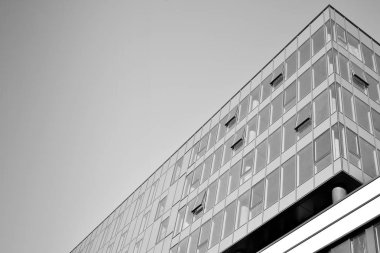 Ofisler için modern bir binanın pencereleri. İş binaları mimarisi. Siyah beyaz.