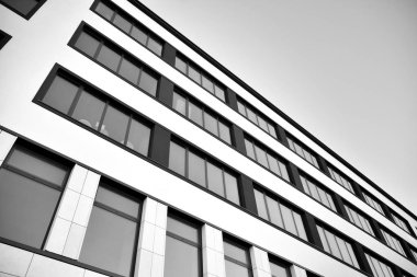 Ofisler için modern bir binanın pencereleri. İş binaları mimarisi. Siyah beyaz.