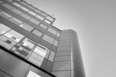 Ofisler için modern bir binanın pencereleri. İş binaları mimarisi. Siyah beyaz.