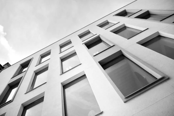 Ofisler Için Modern Bir Binanın Pencereleri Binaları Mimarisi Siyah Beyaz — Stok fotoğraf