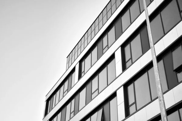 Okna Nowoczesnego Budynku Dla Biur Architektura Budynków Biznesowych Czarno Białe — Zdjęcie stockowe