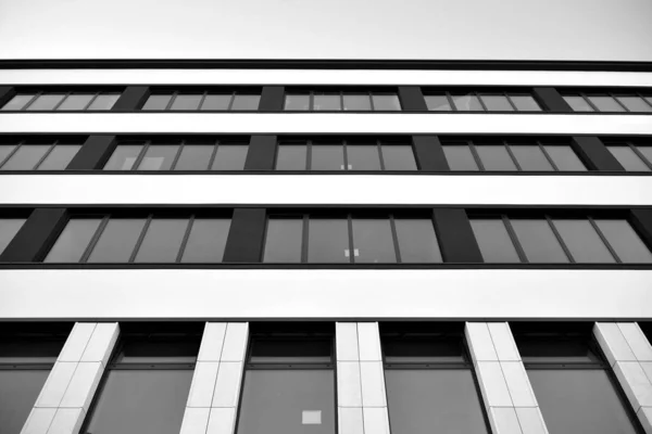 Ofisler Için Modern Bir Binanın Pencereleri Binaları Mimarisi Siyah Beyaz — Stok fotoğraf