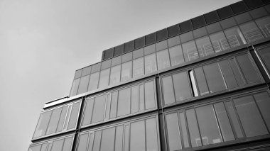 Modern şehir ofis binası dış. Siyah ve beyaz.