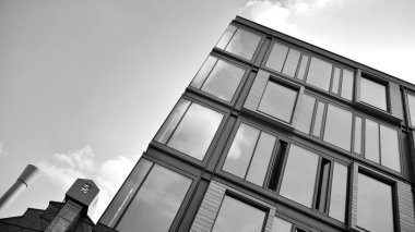 Modern şehir ofis binası dış. Siyah ve beyaz.