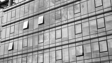 Modern şehir ofis binası dış. Siyah ve beyaz.