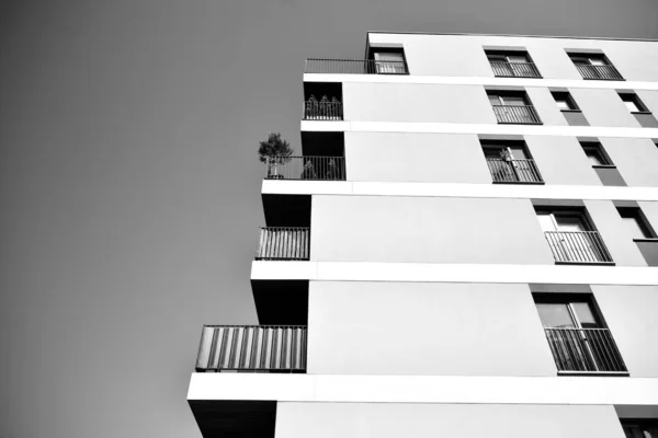 窓やバルコニー付きの建物のファサードの断片 多くのフラットと現代の家 黒と白 — ストック写真