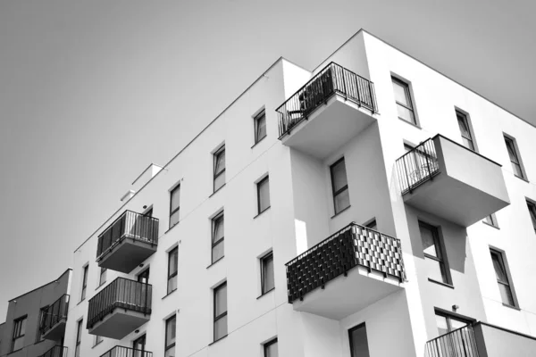 Fragment Einer Fassade Eines Gebäudes Mit Fenstern Und Balkonen Modernes — Stockfoto