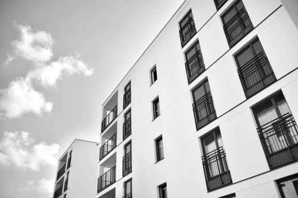 Fragmento Una Fachada Edificio Con Ventanas Balcones Casa Moderna Con — Foto de Stock