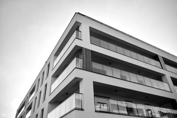 Фрагмент Фасада Здания Окнами Балконами Современный Дом Множеством Квартир Черное — стоковое фото