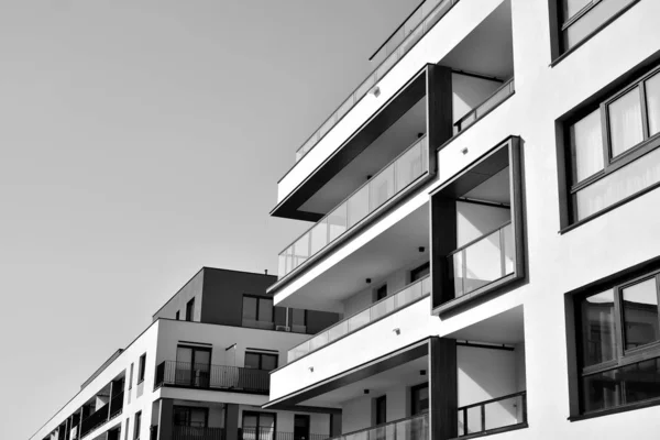 Fragmento Uma Fachada Edifício Com Janelas Varandas Casa Moderna Com — Fotografia de Stock