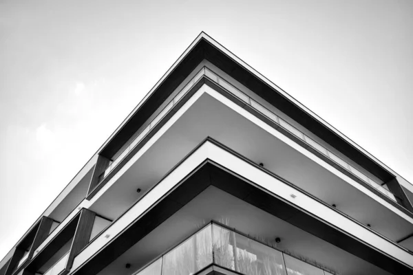 Fragmento Uma Fachada Edifício Com Janelas Varandas Casa Moderna Com — Fotografia de Stock