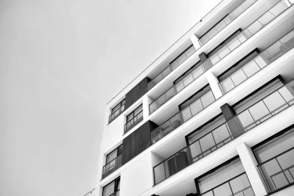Fragmento Una Fachada Edificio Con Ventanas Balcones Casa Moderna Con — Foto de Stock