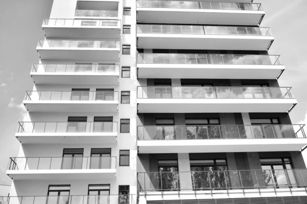 Fragmento Uma Fachada Edifício Com Janelas Varandas Casa Moderna Com — Fotografia de Stock