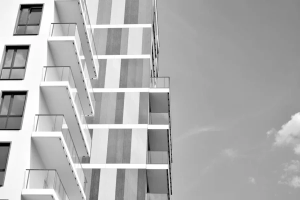 Fragmento Uma Fachada Edifício Com Janelas Varandas Casa Moderna Com — Fotografia de Stock