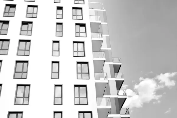 Фрагмент Фасада Здания Окнами Балконами Современный Дом Множеством Квартир Черное — стоковое фото