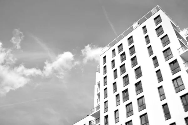 Fragmento Una Fachada Edificio Con Ventanas Balcones Casa Moderna Con —  Fotos de Stock