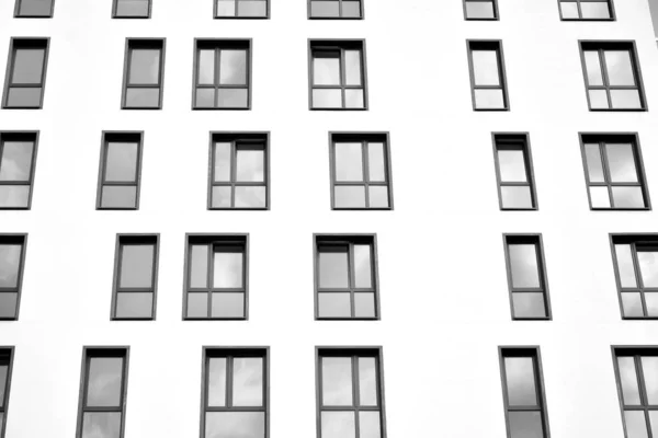 Фрагмент Фасаду Будинку Вікнами Балконами Сучасний Дім Багатьма Квартирами Чорне — стокове фото