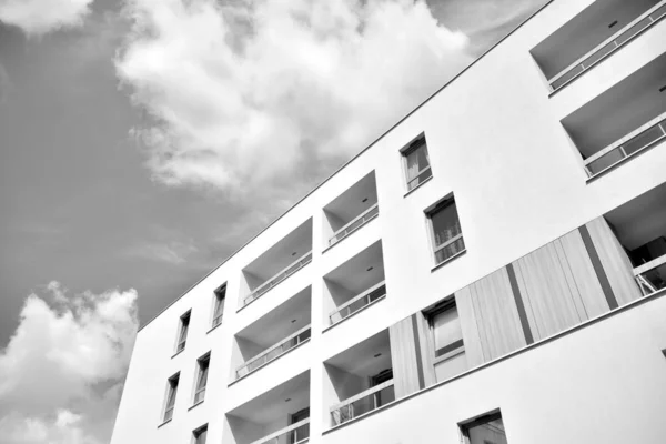 Fragmento Uma Fachada Edifício Com Janelas Varandas Casa Moderna Com — Fotografia de Stock