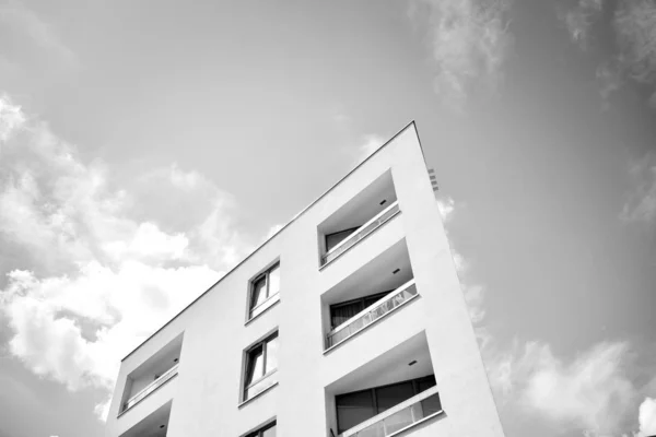 Fragmento Uma Fachada Edifício Com Janelas Varandas Casa Moderna Com — Fotografia de Stock