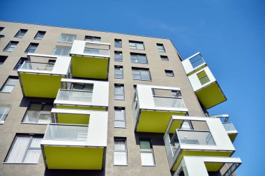 Modern ve yeni apartman. Çok katlı modern, yeni ve şık apartmanlar..