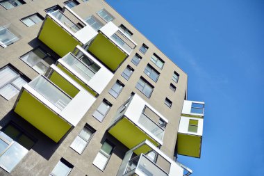 Modern ve yeni apartman. Çok katlı modern, yeni ve şık apartmanlar..