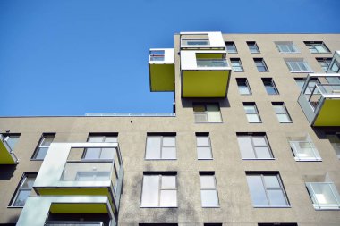 Modern ve yeni apartman. Çok katlı modern, yeni ve şık apartmanlar..